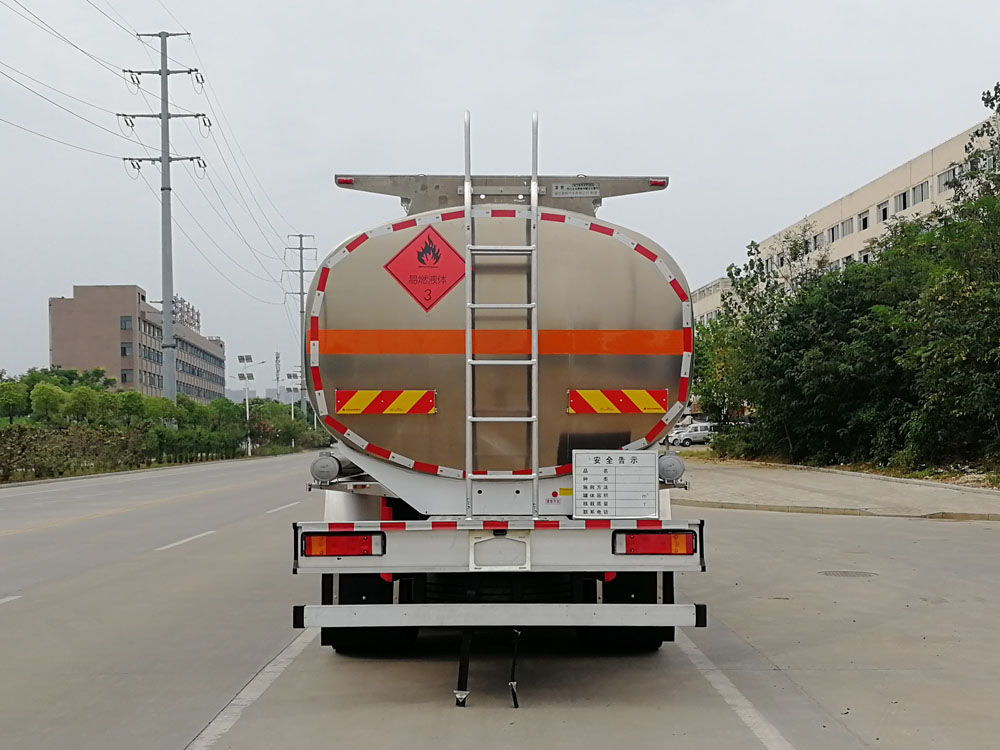 楚勝牌CSC5267GYYLEL6型鋁合金運(yùn)油車